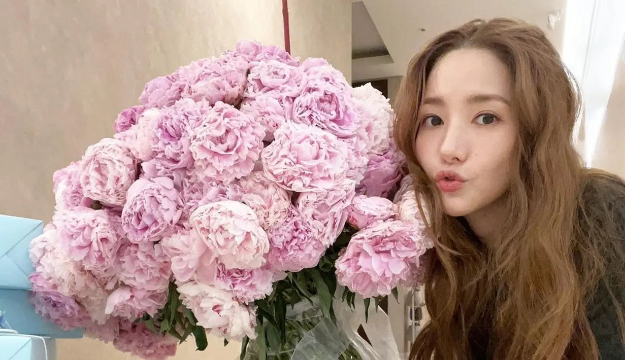 Park Min-young memiliki paras yang cantik memesona. Berpose dengan bibir manyun, Park Min-young terlihat begitu imut sambil memegang buket bunga. Buket bunga warna merah muda ini sukses bikin banyak penggemarnya jatuh hati ke Park Min-young. (Liputan6.com/IG/@rachel_mypark)