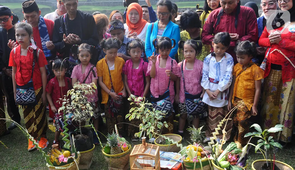 Acara Sedekah Hutan 2023 terdiri dari Kirab Budaya menuju Hutan Kota UI untuk menanam pohon, Diskusi tentang Hutan Indonesia.(merdeka.com/Arie Basuki)