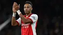 <p>Pierre-Emerick Aubameyang. Striker Gabon berusia 32 tahun ini didatangkan Arsenal dari Borussia Dortmund pada pertengahan musim 2017/2018 dengan nilai transfer 63,75 juta euro. Usai 5 musim dan tampil dalam total 163 laga dengan torehan 92 gol dan 21 assist, ia dilepas gratis ke Barcelona pada bursa transfer Januari 2022 akibat tidak mendapat tawaran kontrak baru usai ulah tindakan indisiplinernya. (AFP/Glyn Kirk)</p>