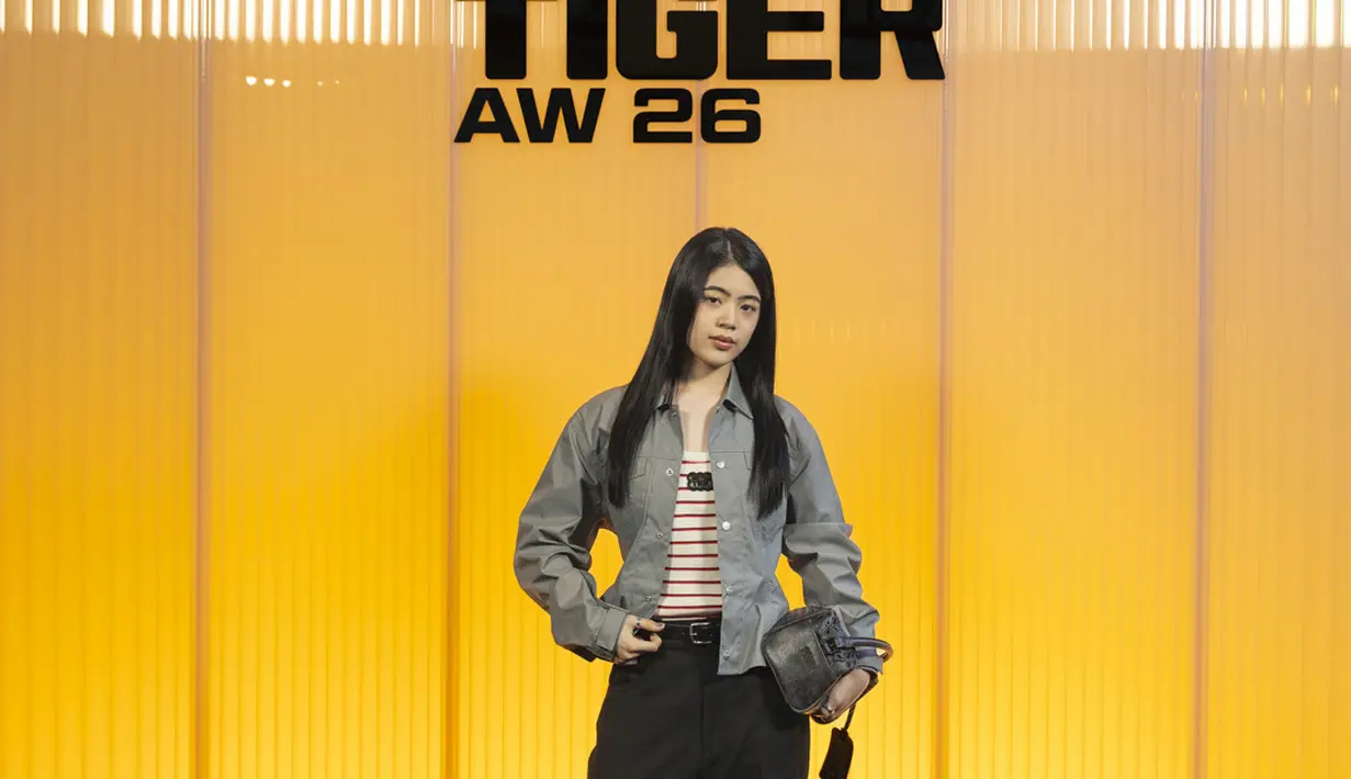 Niana Guerrero tampil dengan gaya kasual yang youthful. Ia memadukan jaket abu-abu dengan inner bergaris merah putih yang memberi sentuhan sporty. Celana hitam berpotongan relaxed membuat tampilannya terlihat effortless, sementara tas kecil berwarna gelap dan sepatu loafers metalik memberikan aksen modern yang menyatu dengan keseluruhan look. [Dok/Onitsuk Tiger].