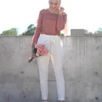 Busana hijab makin modis dengan sentuhan aksen ruffles. (sumber foto: @withloveleena/instagram)