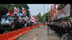Jelang sidang putusan Pilpres oleh Mahkamah Konstitusi pihak Kepolisian memperketat pengamanan sekitar gedung Mahkamah Konstitusi (Liputan6.com/Johan Tallo)