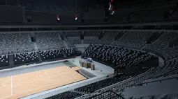 Lapangan utama dan deretan bangku tribun yang dilihat dari Royal Box Indonesia Arena, Senayan, Jakarta, Selasa (25/07/2023). Indonesia Arena akan menjadi salah satu venue perhelatan akbar Piala Dunia Basket 2023 yang akan berlangsung 25 Agustus 2023 mendatang. (Bola.com/Bagaskara Lazuardi)