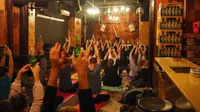 Untuk membuat latihan lebih menarik kelas yoga dilakukan sebuah pub di Berlin atau yang lebih dikenal dengan Beer Yoga atau boga.