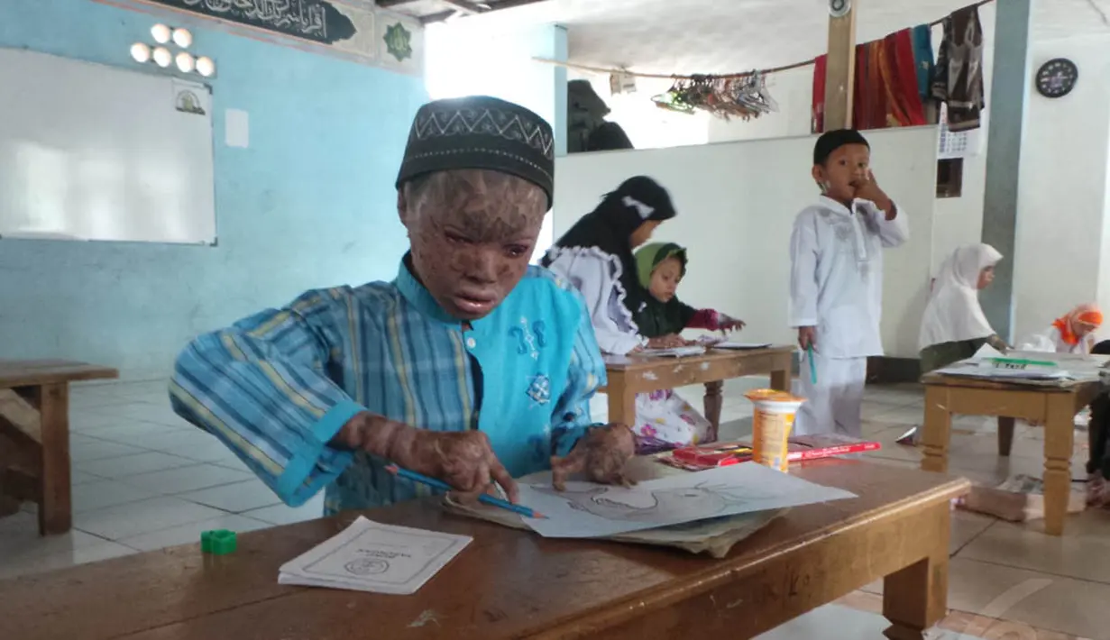 Ari 'si Kulit Ular' juga mengisi waktunya dengan mengaji di masjid dekat rumahnya, Tangerang. (Liputan6.com/Benedikta Desideria)