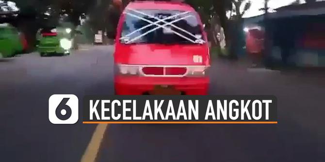 VIDEO: Detik-Detik Kecelakaan Angkot vs Mobil, Sopir Nekat Atraksi