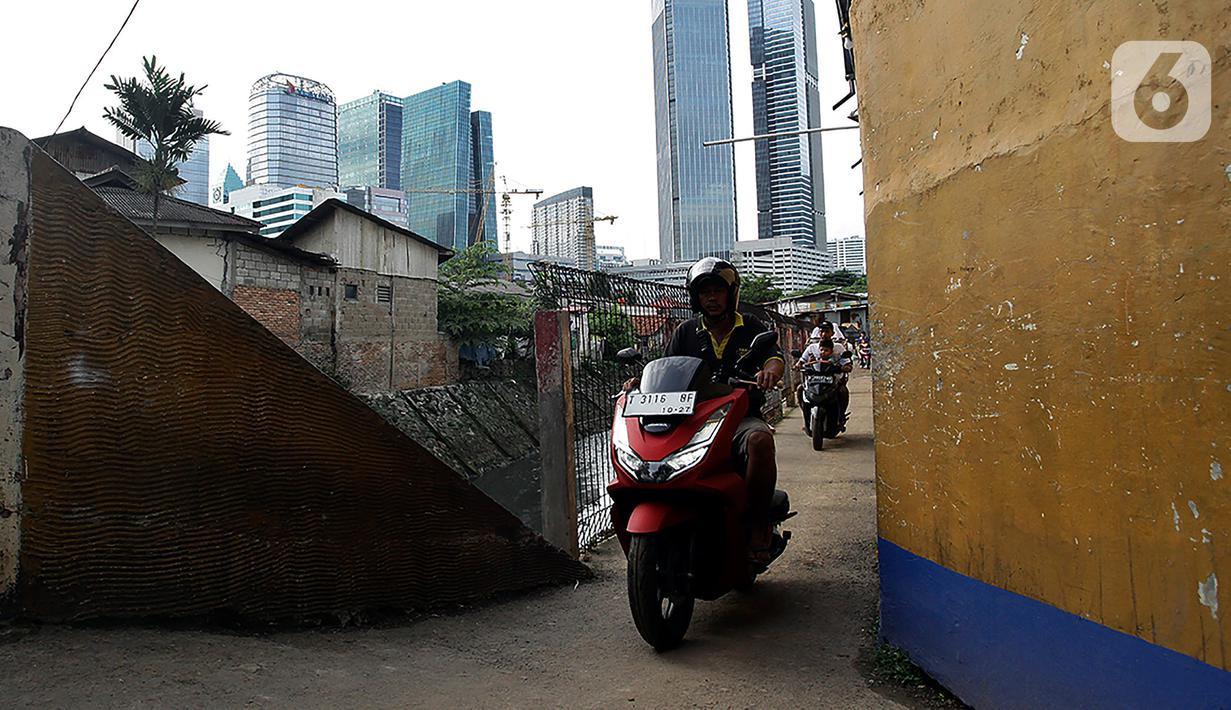 Pengendara sepeda motor melintasi jalur alternatif di belakang Kompleks Patra Jasa, Jakarta Selatan, Rabu (1/3/2023). (Liputan6.com/Johan Tallo)