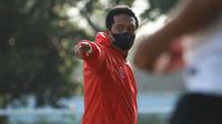Pelatih Persijap Jepara, Jaya Hartono, dijatuhi sanksi larangan empat kali mendampingi tim bertanding di Grup C Liga 2 2021. Tak kehabisan akal, Jaya Hartono mengendalikan tim lewat streaming di Vidio. (Bola.com/Gatot Susetyo)
