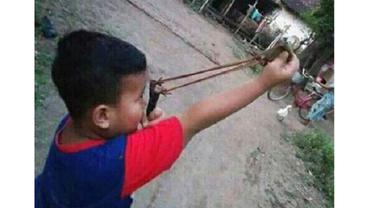 10 Aksi Kocak Anak-anak ini Bikin Kangen Masa Kecil