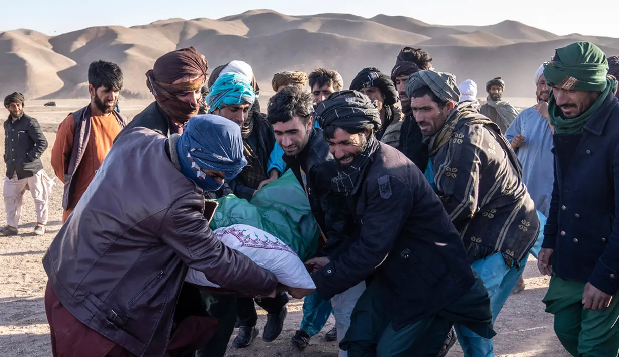 Tim penyelamat telah tiba di Provinsi Herat. Menurut Mojahid, makanan, air, obat-obatan dan pakaian juga sudah dikirim ke lokasi kejadian. (AP Photo/Ebrahim Noroozi)