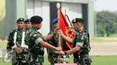 Panglima TNI Jenderal Gatot Nurmantyo (kiri) menyerahkan bendera PPRC kepada Panglima Divisi I Kostrad Mayjen TNI Sudirman saat Upacara Alih Kodal PPRC TNI TA 2016-2018 di Halim Perdanakusuma, Jakarta, Kamis (3/3/2016). (Liputan6.com/Helmi Fithriansyah)