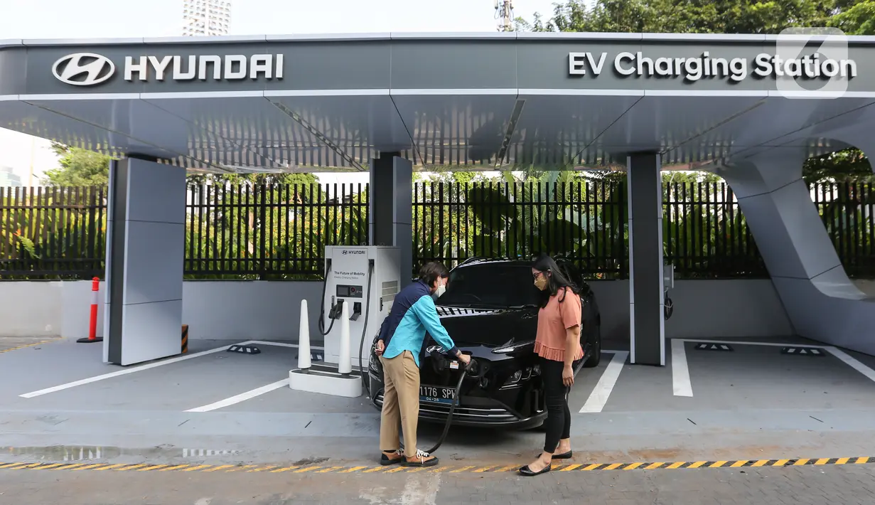 Fasilitas Electric Vehicle (EV) Charging Station yang dapat menampung 3 slot mobil listrik di area lobby Senayan Park Jakarta (10/06/2022). EV Charging Station memberikan kemudahan bagi pengguna mobil listrik dan sebagai bentuk dukungan Lippo Malls terhadap percepatan ekosistem mobil listrik di Indonesia. (Liputan6.com/Fery Pradolo)