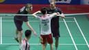 Kevin Sanjaya melakukan protes kapad Mads Conrad/Mads Pieler pada laga  perempat final Indonesia Open 2018 di Istora Senayan, Jakarta, (6/6/2018). Kevin/Marcus menang 20-22, 22-20, 21-18. (Bola.com/Nick Hanoatubun)