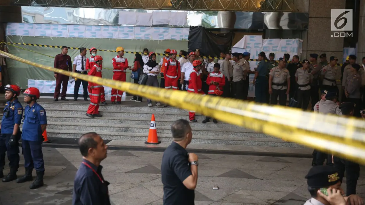 Garis Polisi Paska Ambruknya Balkon BEI