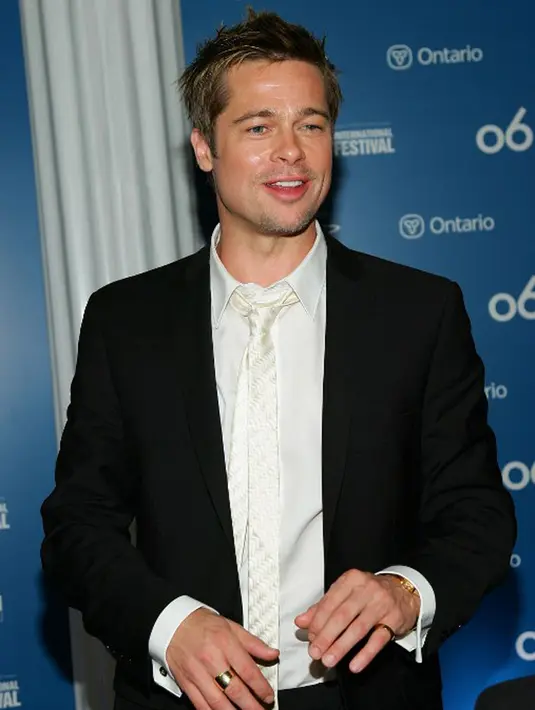 Kali ini Pitt disebut telah menjalin hubungan yang cukup serius dengan Kate Hudson. Dikabarkan akan tinggal berdekatan, namun hal ini ditanggapi secara tidak serius oleh saudara laki-laki Kate, Oliver Hudson. (AFP/Bintang.com)