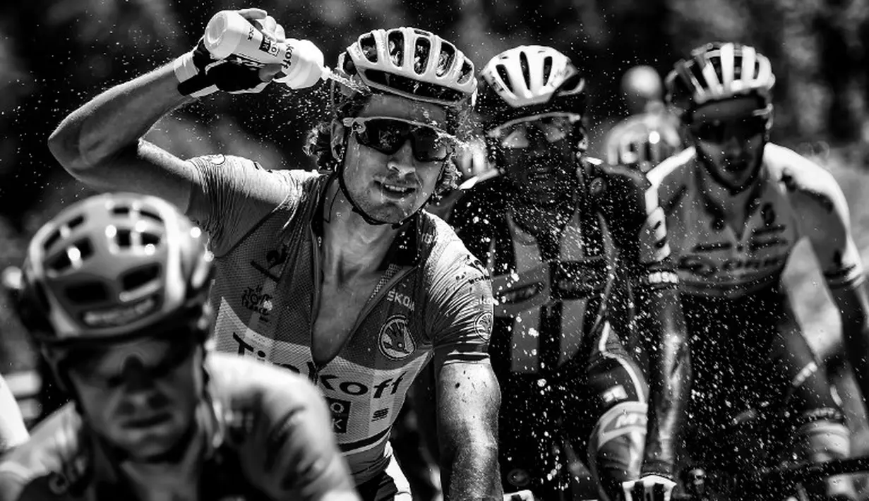 Peter sagan dari Slovakia menyemprotkan air ke mukanya saat mengarungi Etape 17 Tour de France. (22/7/2015). (AFP Photo/Eric Feferberg)