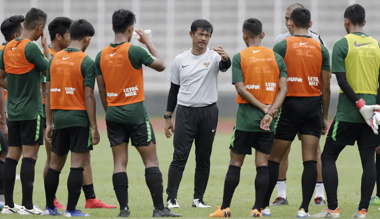Pelatih Timnas Indonesia U-22, Indra Sjafri, memberikan instruksi kepada para pemainnya saat latihan di Stadion Madya, Jakarta, Selasa (15/1). Latihan ini merupakan persiapan jelang Piala AFF U-22. (Bola.com/Yoppy Renato)