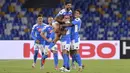 Pemain Napoli Elseid Hysaj (tengah) merayakan golnya ke gawang Sassuolo pada pertandingan Serie A di Stadion San Paolo, Naples, Italia, Sabtu (25/7/2020). Napoli mengalahkan Sassuolo dengan skor 2-0. (Cafaro/LaPresse via AP)