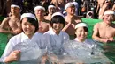 Sejumlah wanita Penganut Shinto ikut berendam di kolam renang es untuk memurnikan tubuh dan jiwa dalam ritual Upacara Penyucian di Tokyo, Minggu (10/01/2016). (AFP Photo/ Toru Yamanaka)