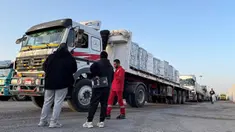 Truk-truk yang mengangkut bantuan kemanusiaan menunggu untuk memasuki perbatasan Rafah di sisi Mesir dengan Jalur Gaza pada 19 Maret 2026. Untuk pertama kalinya sejak Israel dan Amerika Serikat melancarkan serangan terhadap Iran, perbatasan Rafah antara Gaza dan Mesir dibuka kembali. (Amr ADEL/AFP)