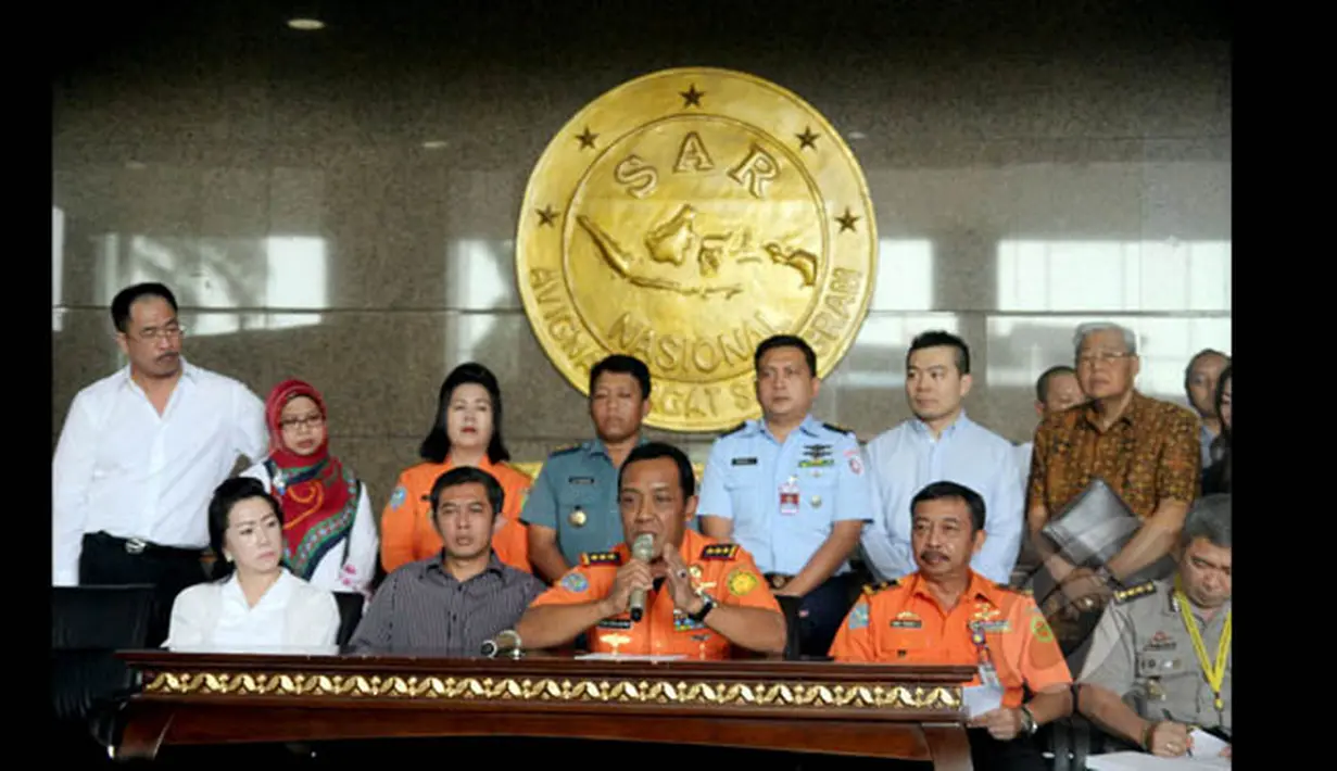 Kepala Basarnas, Marsekal Madya F.H.B Soelistyo (tengah) didampingi Direktur Sarana dan Prasarana Basarnas, Laksamana Pertama TNI Rudy Hendro (kanan) memberikan keterangan di Kantor Basarnas, Jakarta, Rabu (28/1). (Liputan6.com/Faizal Fanani)