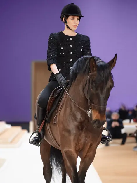 Aksi Putri Monako Naik Kuda di Runway Chanel Couture Tuai Kritik, Dituding Eksploitasi Hewan