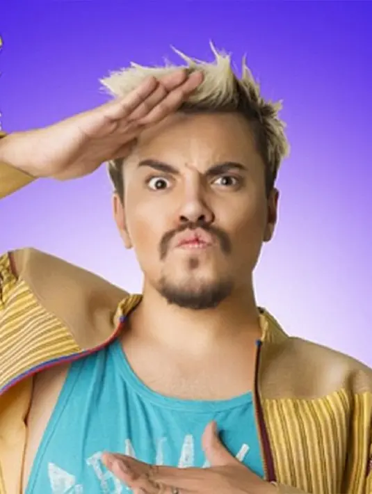 Sam Brodie adalah artis asal Indonesia yang ngetop di Inggris lewat acara reality show Big Brother. Berbeda dengan yang lain, sejak usia 12 tahun dia sudah memutuskan berpenampilan menjadi wanita. (Via Instagram/Sam Brodie)