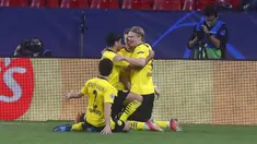 Pemain Borussia Dortmund Erling Haaland (kanan) melakukan selebrasi usai mencetak gol ke gawang Sevilla pada leg pertama babak 16 besar Liga Champions di Stadion Ramon Sanchez Pizjuan, Seville, Spanyol, Rabu (17/2/2021). Borussia Dortmund menang 3-2. (AP Photo/Angel Fernandez)