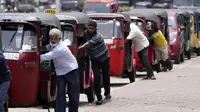 Pengemudi bajaj antre untuk membeli bahan bakar dekat sebuah SPBU di Kolombo, Sri Lanka, 13 April 2022. PM Sri Lanka mengatakan akan mendengarkan ide-ide pengunjuk rasa untuk menyelesaikan tantangan ekonomi, sosial, dan politik yang dihadapi negara. (AP Photo/Eranga Jayawardena)