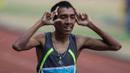 Atlet Sulawesi Selatan, Marionis Deu Seda Seba, melakukan selebrasi usai menyelesaikan lomba nomor 200 meter T +35-36 putra pada Peparnas XV di Stadion Gelora Bandung Lautan Api, Bandung, Kamis (20/10/2016). (Bola.com/Vitalis Yogi Trisna) 