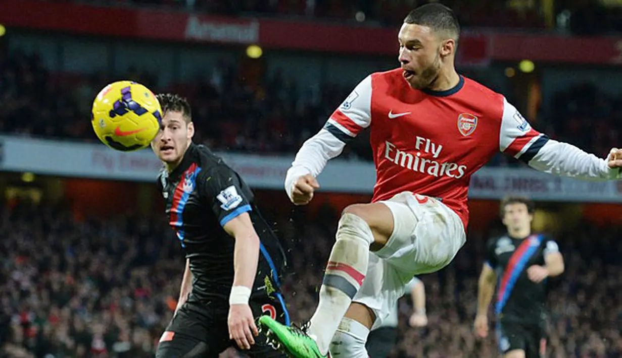 Gelandang Arsenal Alex Oxlade-Chamberlain (kanan) menendang untuk mencetak gol saat laga pertandingan sepak bola Liga Inggris antara Arsenal melawan Crystal Palace di Stadion Emirates, London, pada (02/02/14) waktu Setempat. (Foto: AFP/Ben Stansall)