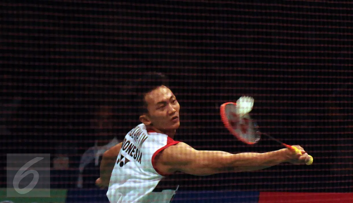 Tunggal putra Indonesia, Ihsan Maulana M mengembalikan bola saat laga melawan pemain Malaysia Lee Chong Wei di semifinal BCA Indonesia Open 2016, Jakarta, Sabtu (4/6/2016). Ihsan kalah dua set langsung 9-21, 18-21. (Liputan6.com/Helmi Fithriansyah)