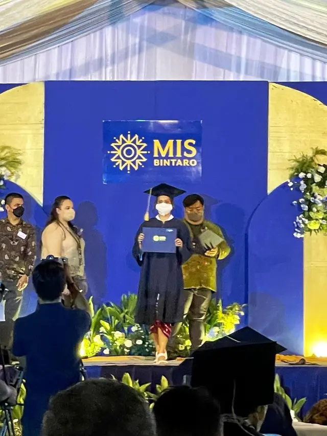 6 Potret Aiska Vairana Anak Ersa Mayori di Acara Wisuda SMA, Curi Perhatian