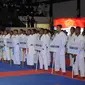 Sejumlah karateka bersiap saat mengikuti pembukaan Kejurmas Karate Piala Panglima TNI ke-IV di GOR Ahmad Yani Mabes TNI, Jakarta, Jumat (19/8). Kejurnas dibuka oleh Panglima TNI Jenderal Gatot Nurmantyo. (Liputan6.com/Helmi Fithriansyah)