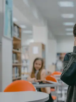 Kepercayaan diri yang dibangun sejak kecil membantu anak lebih berani berbicara, tampil, dan mengekspresikan dirinya di berbagai situasi. (Foto/Dok: Pexels)
