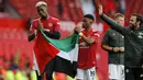 Usai pertandingan itulah, Paul Pogba dan Amad Diallo berputar mengelilingi Stadion Old Trafford dengan mengibarkan bendera Palestina. (Foto: AFP/Pool/Phil Noble)