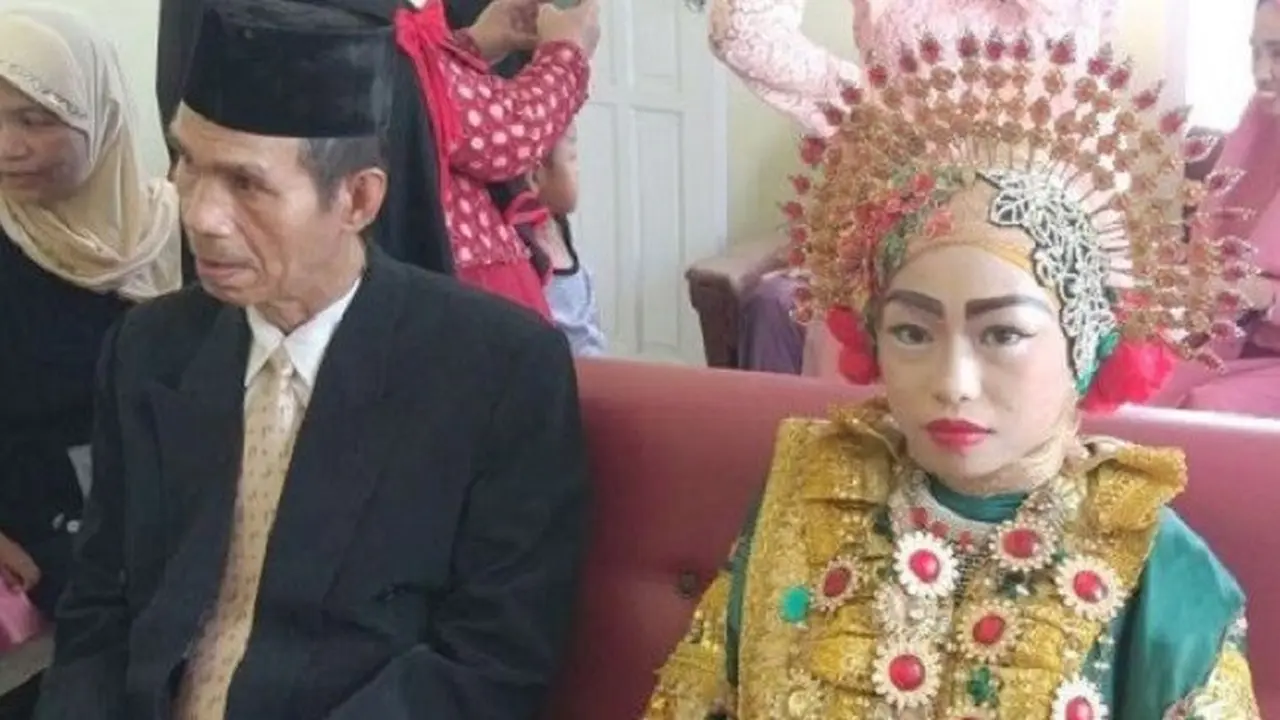 Berawal dari Potong Rambut, Pria 58 Tahun Pinang Gadis Belia