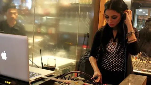 Artis-artis Cantik Ini Menjelma Jadi DJ Seksi