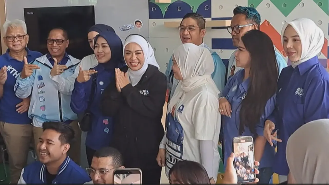 Ketua DPP Partai Amanat Nasional (PAN) Zita Anjani, Pasha 'Ungu', dan Uya Kuya memenuhi pemanggilan Badan Pengawas Pemilu (Bawaslu) Jakarta Pusat, Kamis (21/12/2023).
