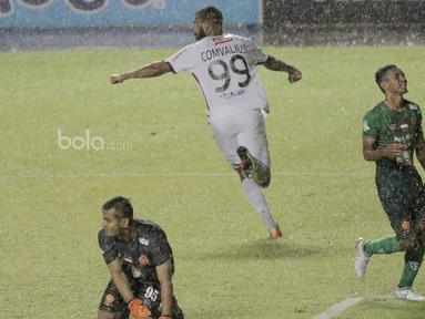 Striker Bali United, Comvalius, melakukan selebrasi usai mencetak gol ke gawang PS TNI pada laga lanjutan liga 1 di Stadion Pakansari, Bogor, Senin (10/7/2017). Bali United menang 4-3 atas PS TNI. (Bola.com/M Iqbal Ichsan)
