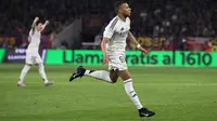 Pemain depan Real Madrid asal Prancis #09 Kylian Mbappe merayakan gol penyeimbangnya dalam pertandingan final Copa del Rey (Piala Raja) antara FC Barcelona dan Real Madrid CF di stadion La Cartuja di Seville pada Minggu (27/4/2025) dini hari WIB. (Josep LAGO / AFP)