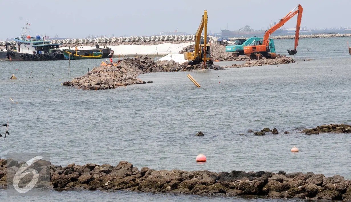 Sejumlah alat berat melakukan penimbunan material padat di Teluk Utara Jakarta, Rabu (16/3). Meskipun menuai pro dan kontra, proyek tersebut terus berjalan dan rencananya akan rampung pada akhir tahun 2018. (Liputan6.com/Helmi Afandi)