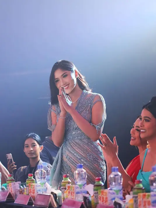 Erina Gudono terlihat menawan dalam balutan gaun semi transparan yang dihiasi payet penuh dari Anaz. [Instagram/@erinagudono]