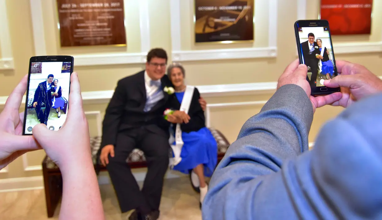 Siswa SMP Stafford, Stephen Vigil bersama teman kencannya, Julia Jarman (91), pada prom (pesta perpisahan sekolah) di Falmouth, Massachusetts, 20 Mei 2017. Remaja itu ingin menghabiskan waktu bersama sang nenek yang didiagnosis kanker pankreas. (AP Photo)