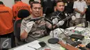Kabid Humas Polda Metro Jaya Kombes Awi Setiyono menunjukan barang bukti senjata api yang digunakan pelaku perampokan, Jakarta, Kamis (8/9). Polda Metro gelar rilis barang bukti perampokan di Pondok Indah. (Liputan6.com/Yoppy Renato)