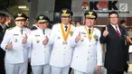 Gubernur-Wagub Sumsel, Herman Deru dan Mawardi Yahya, Mendagri Tjahjo Kumolo serta Gubernur-Wagub Kaltim Isran Noor dan Hadi Mulyadi mengangkat jempol saat mendatangi Gedung KPK, Jakarta, Senin (1/10). (Merdeka.com/Dwi Narwoko)