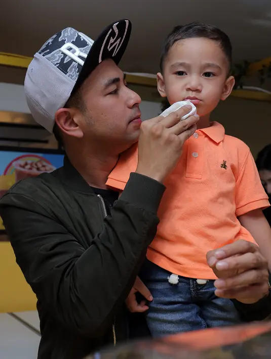 Bicara soal waktu, kabarnya tahun ini Rafathar sudah mulai duduk di bangku sekolah, dan jenis sekolahnya pun rencananya mereka akan memasukan Rafathar ke sekolah yang tidak terpaku dengan aktivitas belajar-mengajar. (Deki Prayoga/Bintang.com)