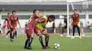 Pemain Persija, Rohit Chand (rompi) berebut bola dengan Riko Simanjuntak saat latihan resmi jelang laga melawan Arema pada lanjutan Liga 1 Indonesia 2018 di Lapangan B Kompleks GBK, Jakarta, Jumat (30/3). (Liputan6.com/Helmi Fithriansyah)