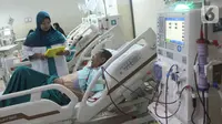 Perawat memeriksa kondisi pasien yang sedang cuci darah menggunakan alat Fresenius Medical Care dan B Braun di Ruang Hemodialisis RSUD Tangerang Selatan, Banten, Rabu (6/11/2019). Menurut Permenkes No 30 Tahun 2019, cuci darah hanya boleh dilakukan rumah sakit tipe A dan B. (merdeka.com/Arie Basuki)