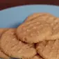 Kamu bisa bikin kue cookies dari selai kacang, lho! :D